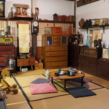 Takayama Showa-kan (Hida-Takayama), Staging of a family living-room with toys
