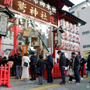 Asakusa Otori-jinja (Tokyo), People lining up at the entrance of the shrine for Hatsumode in early January