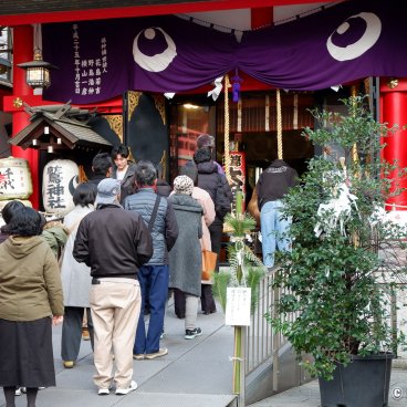 Asakusa Otori-jinja (Tokyo), Waiting line in front of the main pavilion for Hatsumode in early January 2