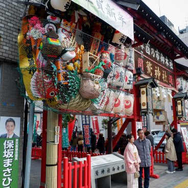 Asakusa Otori-jinja (Tokyo), Kumade lucky rake at the entrance of the shrine