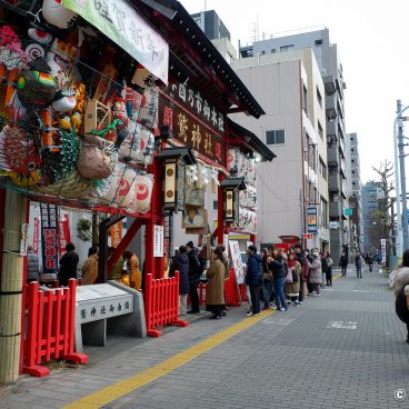 Asakusa Otori-jinja (Tokyo), Entrance of the shrine for Hatsumode in early January