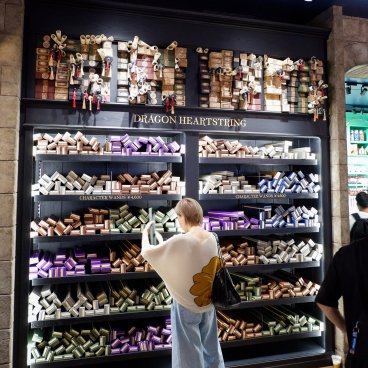 Harry Potter Shop Harajuku (Tokyo), Character wands aisle