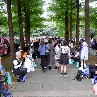 Ikebukuro Halloween Cosplay Festival, Cosplayers sitting in an alley of East Ikebukuro Central Park