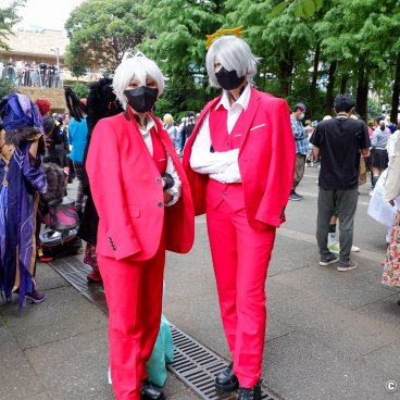 Ikebukuro Halloween Cosplay Festival, Cosplayers striking a pose for a photographer