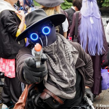 Ikebukuro Halloween Cosplay Festival, Cosplayer posing at East Ikebukuro Central Park 2