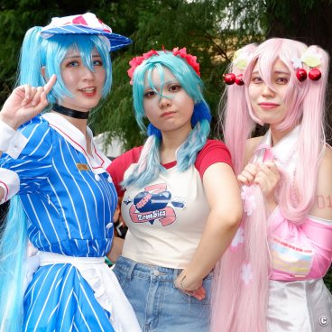 Ikebukuro Halloween Cosplay Festival, Cosplayers posing at East Ikebukuro Central Park 4