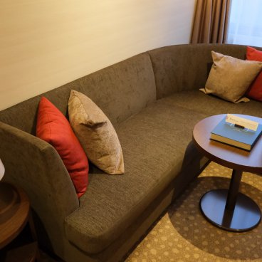 Shiba Park Hotel (Tokyo), Lounge space in the Deluxe King room