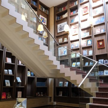 Shiba Park Hotel (Tokyo), Central stairway and bookshelves
