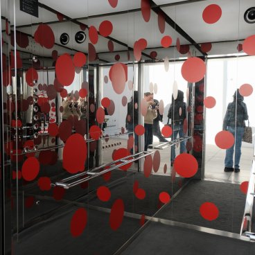Yayoi Kusama Museum (Tokyo), Elevator of the museum decorated with red polka dots
