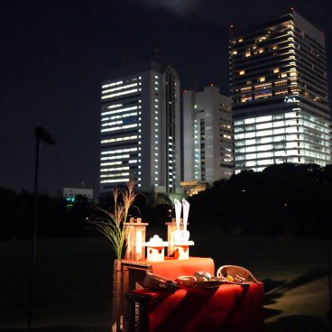 Hamarikyu Tsukimi Sanpo (Tokyo), Offerings for Tsukimi with the moon in the background