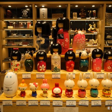Haneda Airport Garden (Tokyo), Display of traditional Kokeshi dolls for sale
