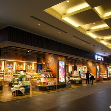 Haneda Airport Garden (Tokyo), Omiyage Tobi-bito Sweets Tokyo souvenir shop