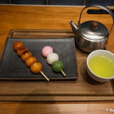 Haneda Airport Garden (Tokyo), Dango skewers and Japanese green tea