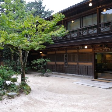 Iwaso (Miyajima), View on the garden and the entrance of the ryokan