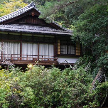 Iwaso (Miyajima), View on a Hanare cottage surrounded by the forest