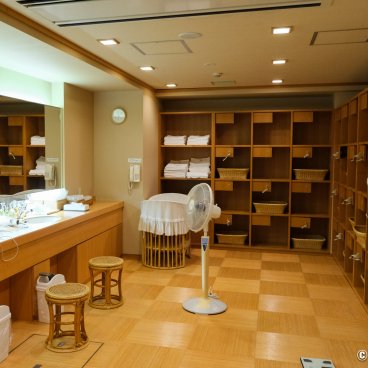 Iwaso (Miyajima), Changing room and grooming area at the ryokan's onsen baths
