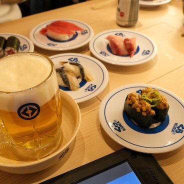 Kura Sushi, Global Flagship Store Oshiage Station (Tokyo SkyTree), Sushi plates and Japanese beer