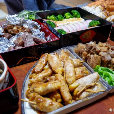 Osechi Ryori, Bento boxes filled with cooked meat
