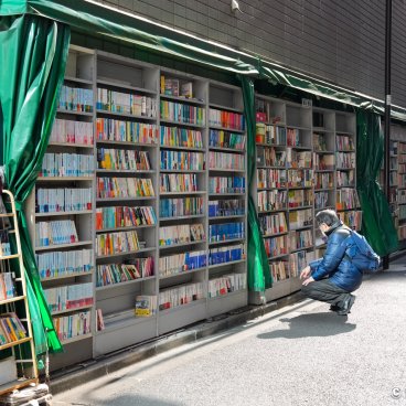 Jimbocho (Tokyo), Outdoor shelves of a second-hand bookstore