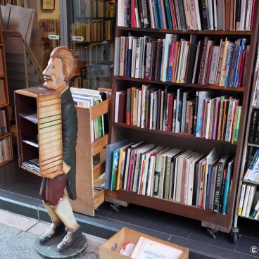 Jimbocho (Tokyo), Foreign languages books at a second-hand bookstore