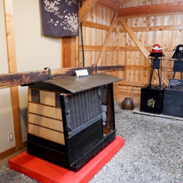 Aoyagi Samurai Manor Museum (Kakunodate), Room for helmet wearing experience and palaquin