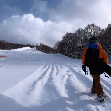 Aomori Spring Ski Resort, Snowboarder walking in the snow ©Aomori Prefecture