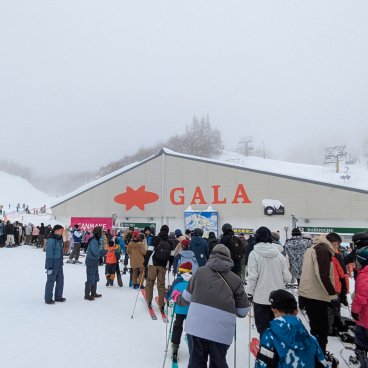 GALA Yuzawa Ski Resort (Niigata), Waiting line in front of the resort's facility