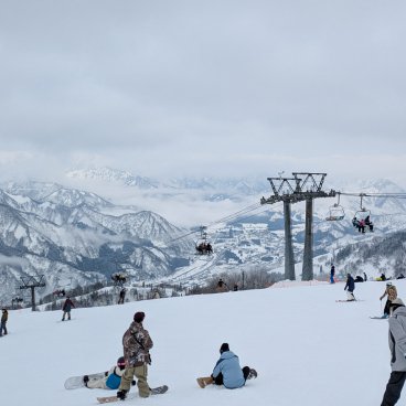 GALA Yuzawa Ski Resort (Niigata), Ski and snowboard run with a view on the snow-capped mountains