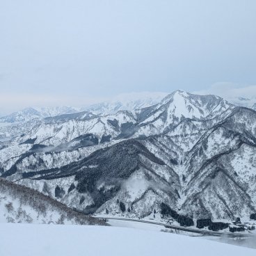 GALA Yuzawa Ski Resort (Niigata), View on the snow-capped mountains from the ski run