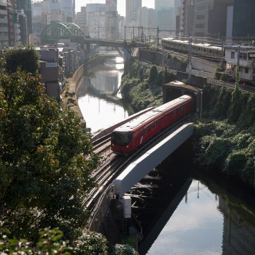 Ochanomizu (Tokyo), A train exiting a tunnel at Ochanomizu station near Hijiri-bashi