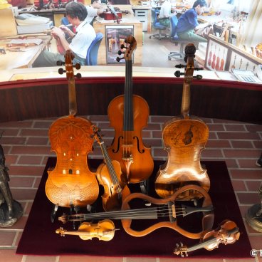 Ochanomizu (Tokyo), A violin repair shop
