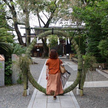 Yasui Konpiragu (Kyoto), Visitor walking through a straw ring for Nagoshi no Harae