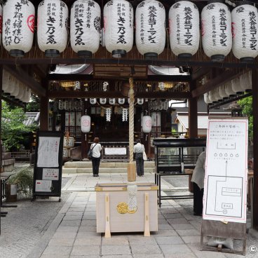 Yasui Konpiragu (Kyoto), People praying in front of the main hall Honden
