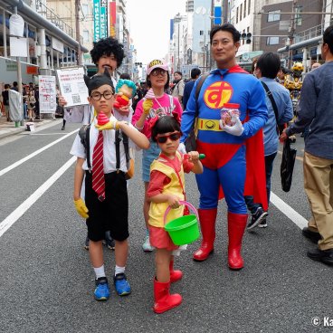 Nipponbashi Street Festa (Osaka), Family dressed in Dr. Slump's characters