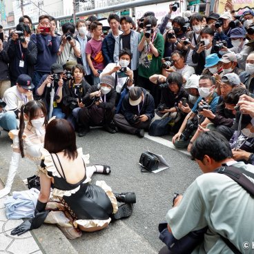 Nipponbashi Street Festa (Osaka), Sexy cosplays surrounded by a group of photographers