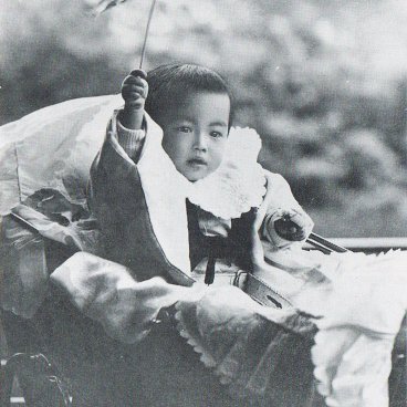 Prince Hirohito for his 1st birthday in 1902 (©Wikipedia and The Asahi Shimbun)