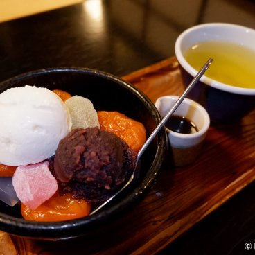 Takemura kissaten (Kanda, Tokyo), Cream anmitsu served with brown sugar and a cup of tea