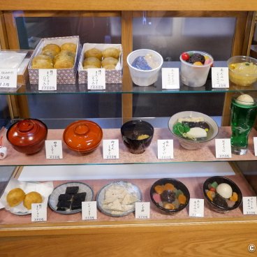 Takemura kissaten (Kanda, Tokyo), Window displaying the dishes of the day