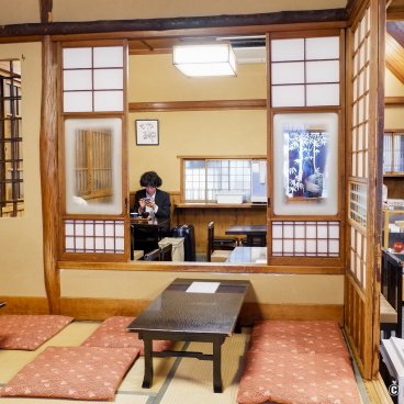 Takemura kissaten (Kanda, Tokyo), View on the traditional tearoom from the tatami room