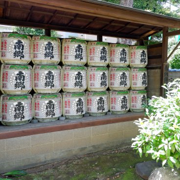 Hakusan-jinja (Tokyo), Sake barrels offered to the shrine