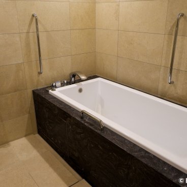 Authent Hotel Otaru (Hokkaido), Bathroom in the Premium Authentic Suite