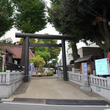 Koenji Hikawa-jinja (Tokyo), Entrance of the shrine and its LED screen for weather forecast