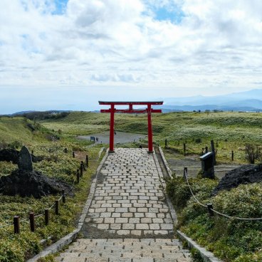 Mototsumiya-jinja (Hakone), View on the torii gate and Sando alley from Mount Komagatake