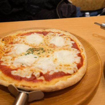 Saizeriya Ikebukuro 60F Dori No.2 (Higashi-Ikebukuro, Tokyo), Mozarella pizza