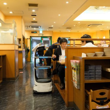 Saizeriya Nagoya Matsuoka Building (Nagoya Station), Robotic waiter at the restaurant