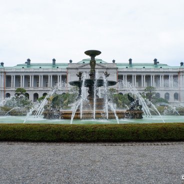Akasaka Palace (Tokyo), Neobaroque fountain at the back of the main building