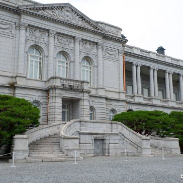 Akasaka Palace (Tokyo), Stairways of the main building