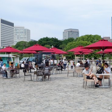 Akasaka Palace (Tokyo), Outdoor lunch area at the entrance of the palace's grounds