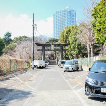 Shiba Park (Tokyo), Parking lot in front of Shiba Toshogu shrine