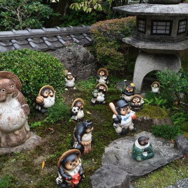 Arashiyama (Kyoto), Tanuki statues at Adashino Nenbutsu-ji temple